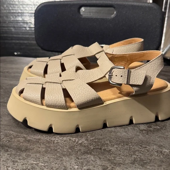 Pilcro Cream Platform Sandals. New size 39 no box - Picture 3 of 8